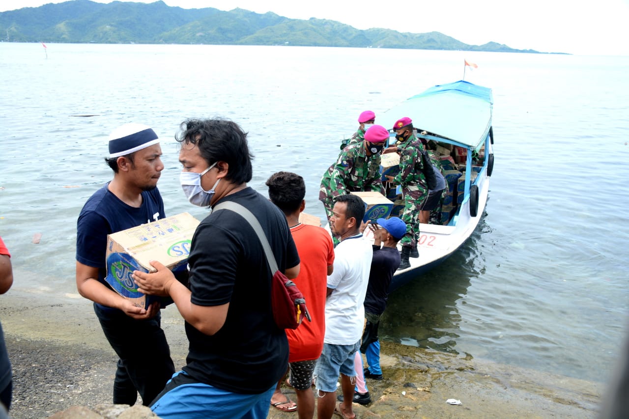 Korps Marinir Kirim Bantuan dan Bersihkan Sisa-sisa Reruntuhan Akibat Gempa di Pulau Karampuang Mamuju